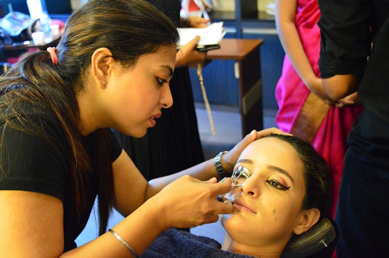 MADHAPUR SALON - Mirrors